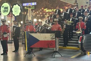 Pavel vyslal do Kyjeva své hudebníky. Zahráli před zakrvácenou českou vlajkou - Seznam Zprávy